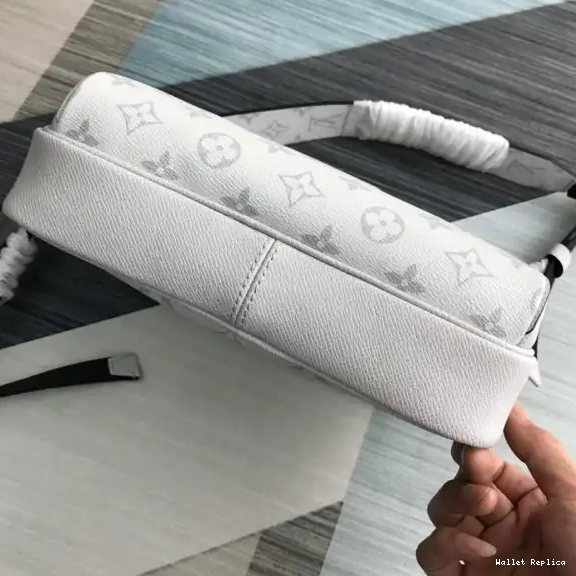 Affordable LOUIS VUITTON OUTDOOR MESSENGER 0629